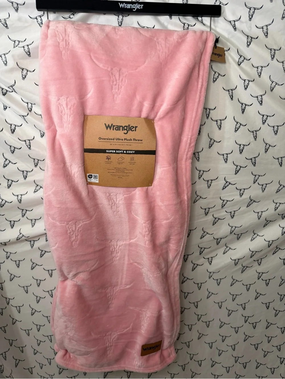 Wrangler Plush Throw Blanket in Pink